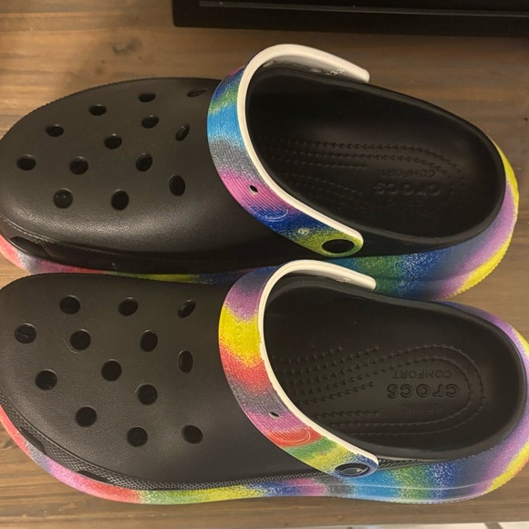 CROCS PLATFORM BLACK/RAINBOW CLOGS - Picture 9 of 10
